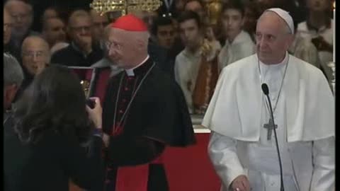 Papa Francesco a Genova, il Pontefice con la statua del Bambino di Praga