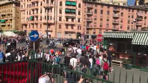 Papa Francesco a Genova, i vostri video: l'arrivo della papamobile in piazzale Kennedy