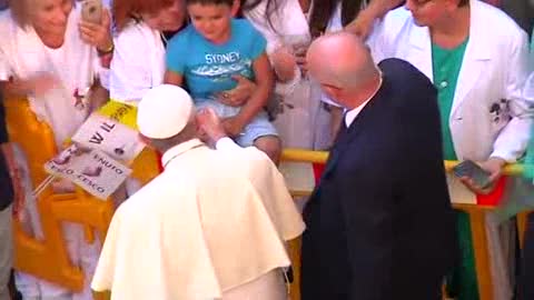 Papa Francesco a Genova, il Pontefice incontra una futura mamma