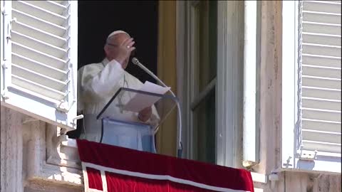 Papa Francesco saluta i genovesi durante il Regina Coeli: 