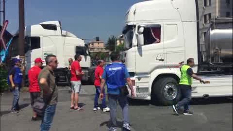 Nuove regole europee, la protesta dei camionisti in porto a Genova