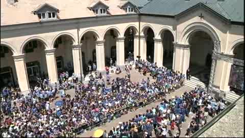 Papa Francesco a Genova, l'attesa giocosa e spensierata dei giovani alla Guardia