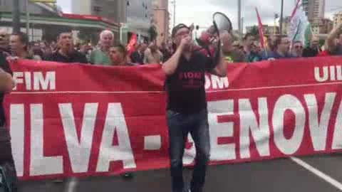 Ilva, sciopero e corteo a Genova: i cori di protesta dei lavoratori 