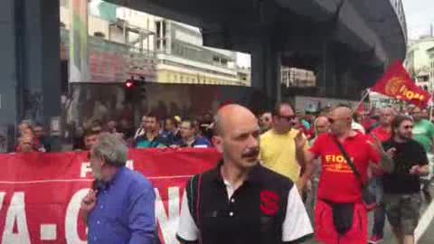 Ilva, sciopero e corteo a Genova: i lavoratori attraversano via Gramsci, strada chiusa al traffico