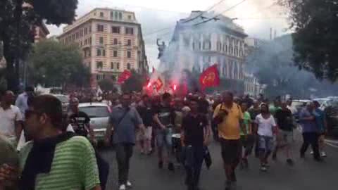 Ilva, sciopero a Genova: il corteo arriva in Largo Lanfranco sede della Prefettura 