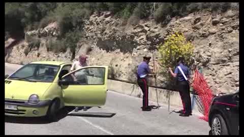 Discarica di Collette Ozotto, cittadino blocca la strada: l'intervento dei carabinieri 