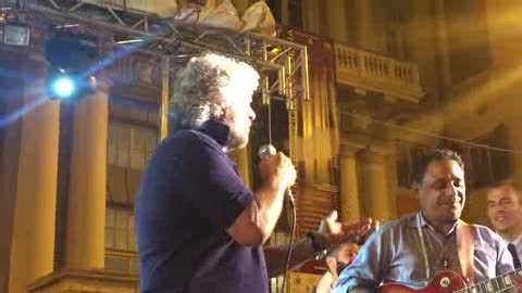 Comunali, Grillo canta 'Ma se ghe penso' sul palco in piazza Matteotti