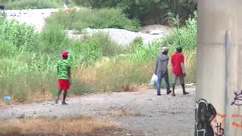 A Ventimiglia i migranti puliscono la riva del fiume