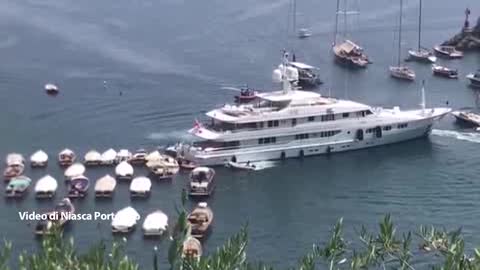 Manovra sbagliata nel porticciolo di Portofino, superyacht travolge le barche ormeggiate 