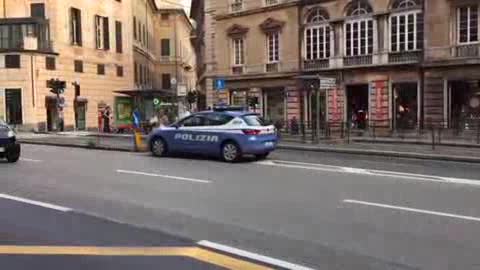 Donna accoltellata in piazza Portello nell'ascensore di Castelletto