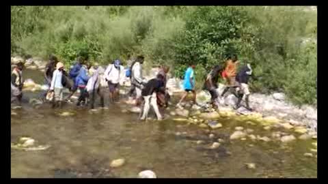 A Ventimiglia migranti in fuga sul Roja, le immagini dell'attraversamento del fiume