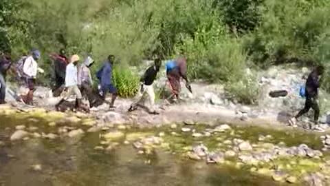 Ventimiglia, i migranti lasciano il Roja e marciano verso il confine francese