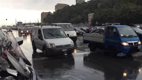 Allerta gialla in Liguria, arriva la pioggia anche a Genova: le immagini