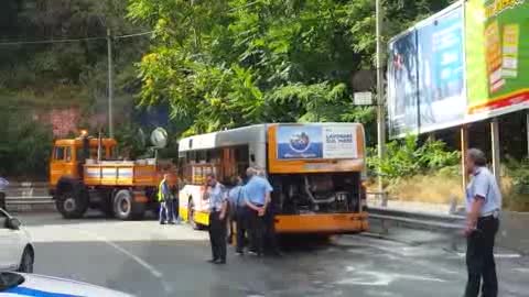 Autobus Amt prende fuoco a Marassi, paura nel pomeriggio in viale Bracelli