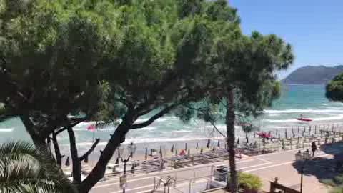 Ad Alassio raffiche di vento che superano i 50 Km/h, spiagge deserte: le immagini