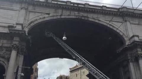 Calcinacci dal Ponte Monumentale in via Venti Settembre