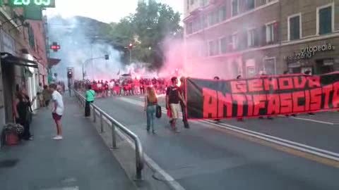 Corteo antifascista da piazza Alimonda verso De Ferrari, compaiono i fumogeni 