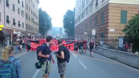 Corteo antifascista da piazza Alimonda a De Ferrari, i manifestanti allontanano i reporter