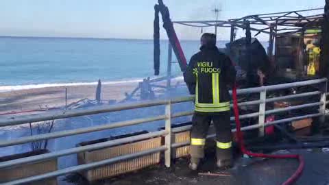 Locale in fiamme nella notte, paura e giallo a Bordighera