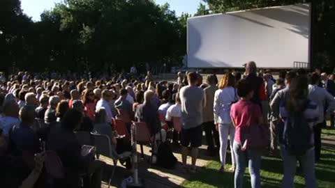 L'ultimo saluto a Paolo Villaggio, 'Il Fannullone' di De Andrè accompagna la cerimonia