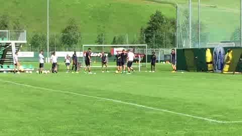 Genoa in campo nella seconda giornata di allenamento a Neustift 