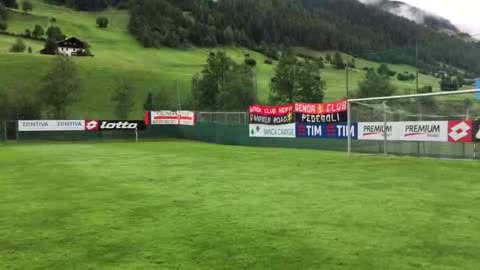 Genoa, gli striscioni rossoblù colorano il campo di Neustift 