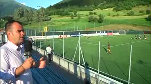 Sampdoria, al campo di Temù invasione di bambini: autografi e foto con i calciatori doriani