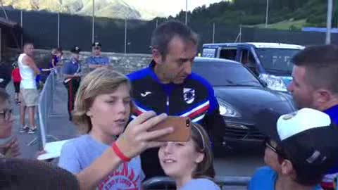 Sampdoria, un pieno di autografi e foto per il tecnico Marco Giampaolo