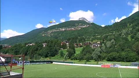 Sampdoria, le mucche 'assediano' il campo di allenamento di Temù