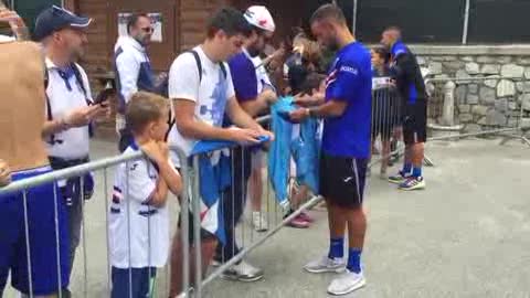 Momenti di relax a Ponte di Legno, Quagliarella regala autografi ai tifosi