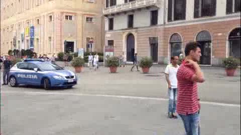 Scena da film a De Ferrari, la polizia blocca gli autobus: caccia a un gruppo armato di bastoni