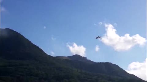 Incendio a Colle Valletti, le immagini dei getti d'acqua del canadair 