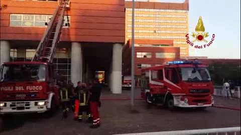 Incendio a Sampierdarena, fumo nero da un ufficio di via di Francia: le immagini