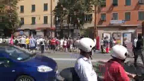 Ericsson, i lavoratori in corteo bloccano via Siffredi