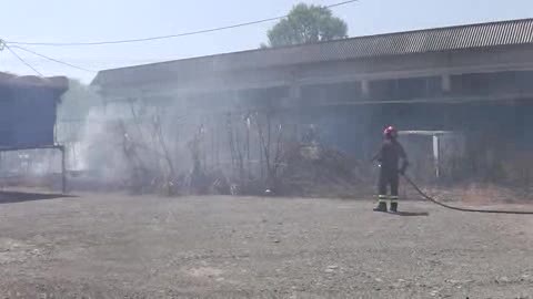 Incendio di contenitori a Santo Stefano Magra: le immagini del rogo