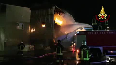 Incendio nel porto di Genova, a fuoco un capannone di cellulosa a Ponte Somalia