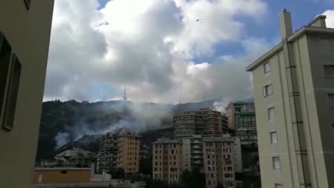 Genova, incendio al Lagaccio: le immagini delle fiamme vicino alle case