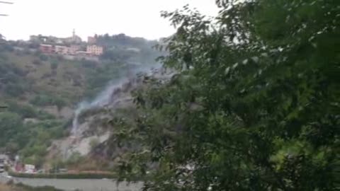 Genova, incendio al Lagaccio: le immagini delle fiamme sotto controllo