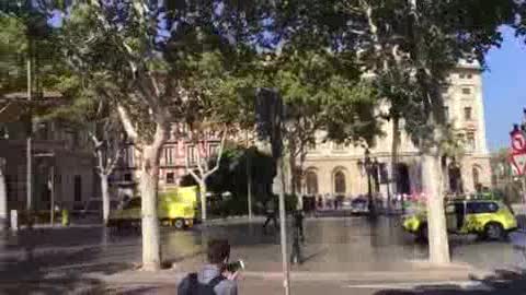 Barcellona, i morti non fermano la vita: 