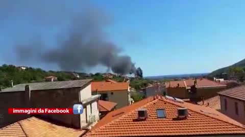 Toirano: incendio in un deposito di rifiuti, le immagini delle fiamme vicino al metanodotto