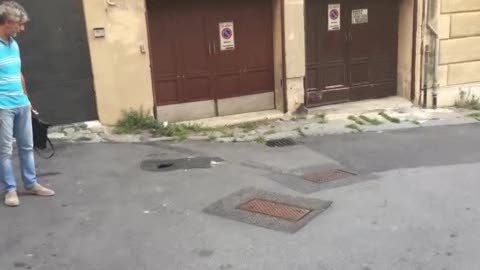 Genova, cede l'asfalto in via San Bartolomeo degli Armeni: le immagini della buca