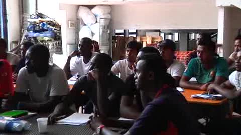 Scuola e partite di calcio, la giornata tipo dei migranti alla Fiera di Genova