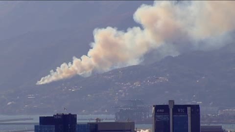 Incendio sulle alture di Vesima: le fiamme viste dal centro di Genova