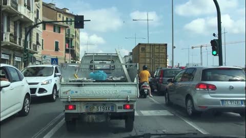 Tir si ribalta sulla A10, traffico nel caos e Aurelia bloccata