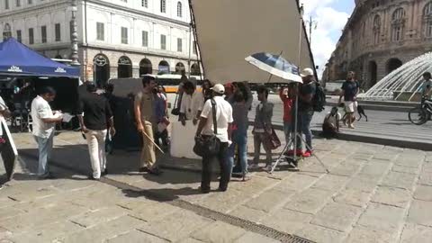 Il set di Bollywood in piazza De Ferrari: e la bella Nusrat Faria...