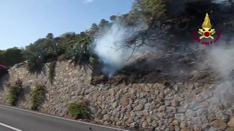 Incendio di sterpaglie, chiusa l'Aurelia a San Lorenzo