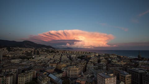 Il tramonto sembra un fungo atomico: il timelapse da Terrazza Colombo