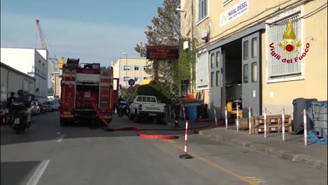 Incendio a Molo Giano, a fuoco bombole di ossigeno e acetilene: le immagini