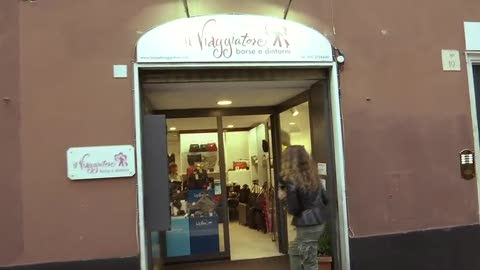 Live on the road a Genova Nervi, la voce dei commercianti: il negozio di borse e valige