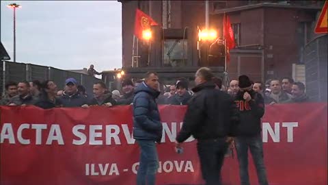 Ilva, maxi corteo in centro a Genova con la solidarietà di operai e portuali